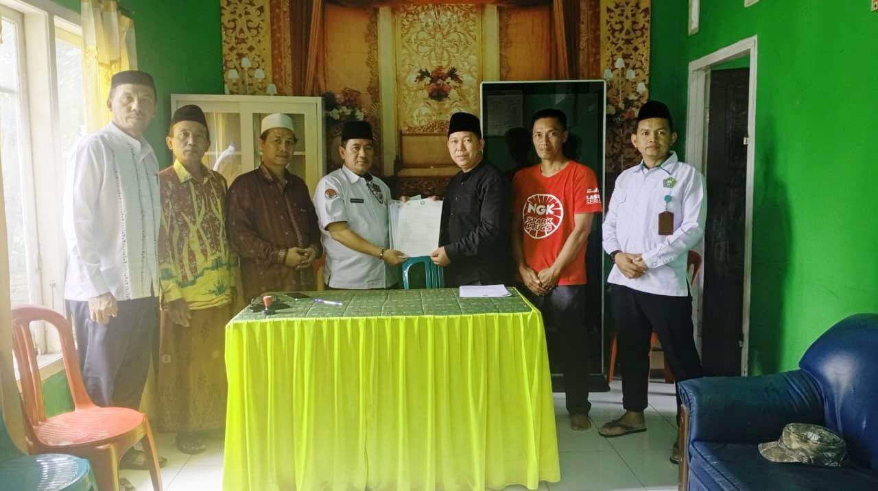 Penandatanganan Akta Ikrar Wakaf  ( AIW ) di KUA Ambarawa, Aset Tanah Resmi Diwakafkan untuk YPPTQMH