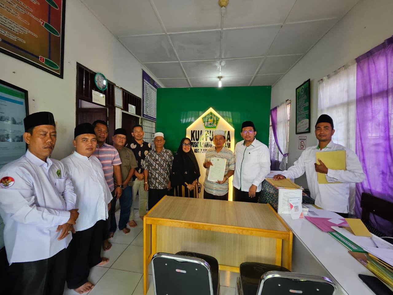 Sinergi KUA Padangsidimpuan Utara dan Masyarakat: KUA Fasilitasi Wakif Dalam Prosesi Ikrar Wakaf Yang Khidmat