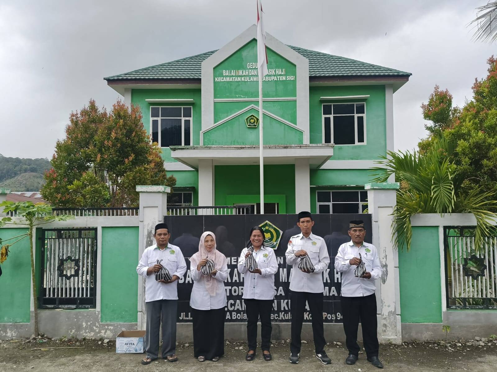 KUA Kulawi Berbagi  Takjil, Berbagi Kebahagiaan di Bulan Suci Ramadhan