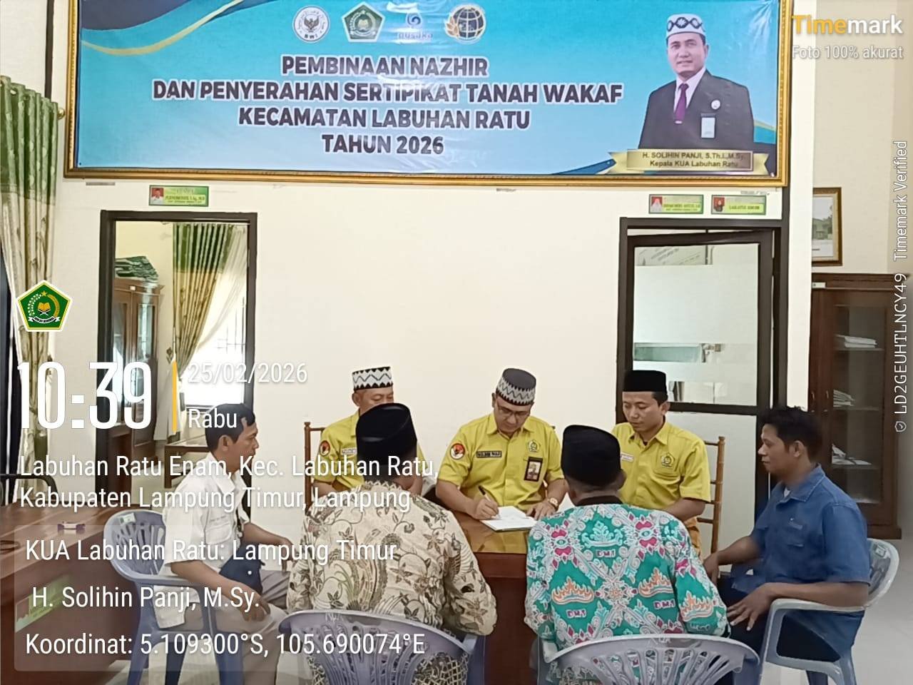 Kepala KUA Labuhan Ratu Teken E-AIW disaksikan Penyuluh dan Wakif Nazhir Wakaf