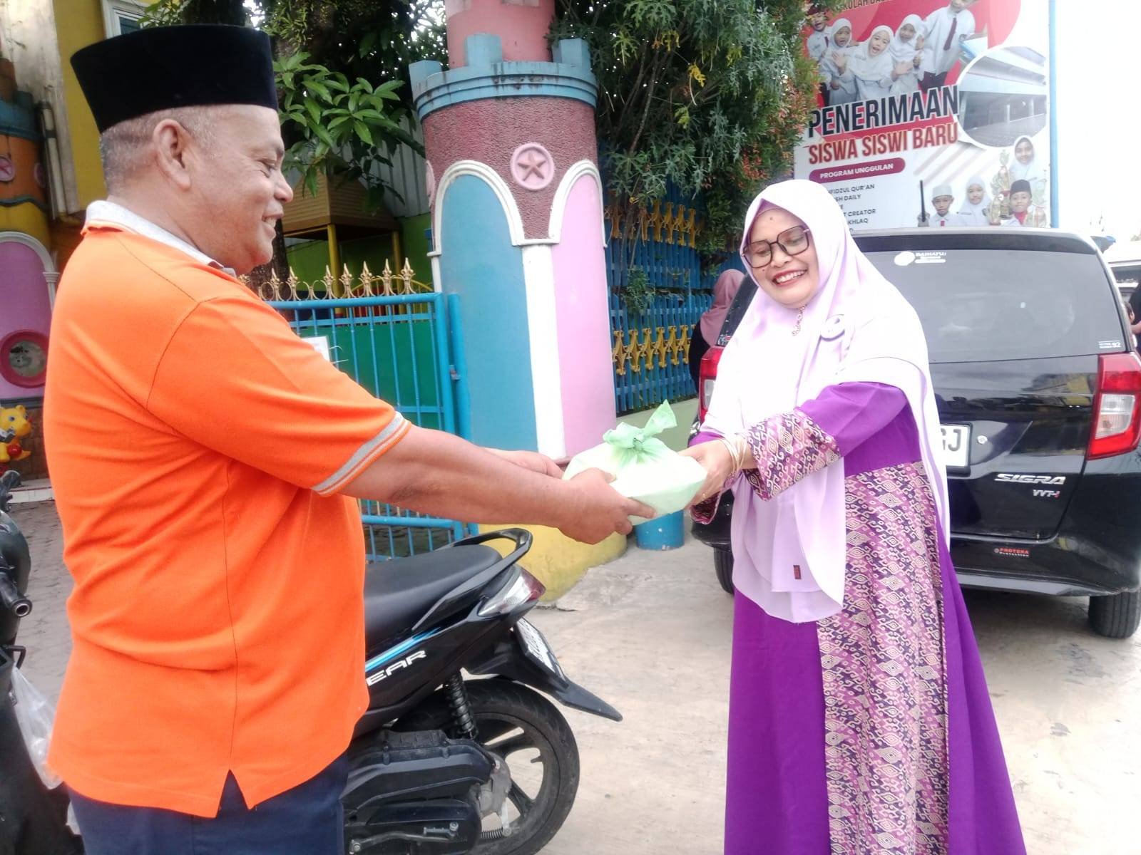 Semarak Ramadan, KUA Siantar Marihat Gandeng Majelis Taklim Bagikan Takjil untuk Masyarakat