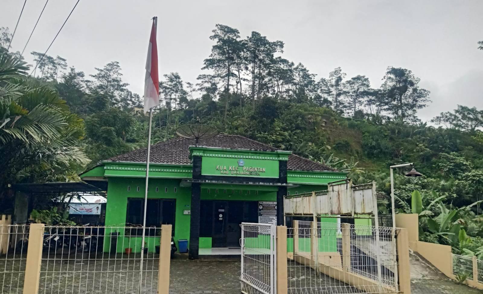 Sinergi  dalam Rangka Hari Jadi  Banjarnegara ke-455: Penghulu KUA Pagentan  Banjarnegara Racik Dawet Ayu di KUA Pagentan demi Pecahkan Rekor MURI