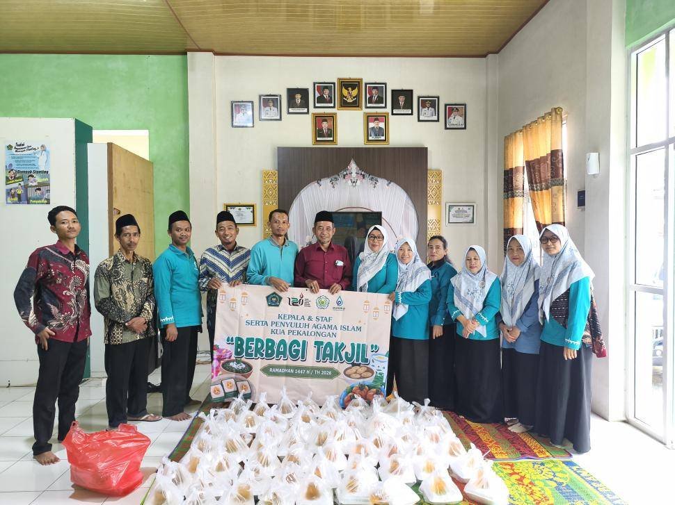KUA Pekalongan Bagikan 70 Paket Takjil, Pererat Ukhuwah Ramadhan
