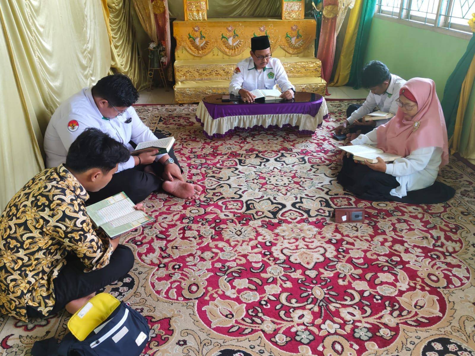 Kepala KUA Medang Kampai Gelar Tadarus Al-Qur’an Bersama Pegawai di Bulan Ramadan