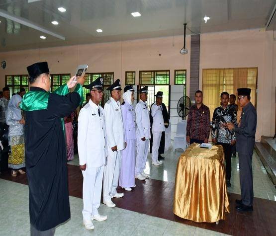 Khidmat dan Penuh Makna, Penghulu KUA Siak Kecil Jadi Rohaniawan dan Pimpin Doa pada Pelantikan Pejabat Kepala Desa 