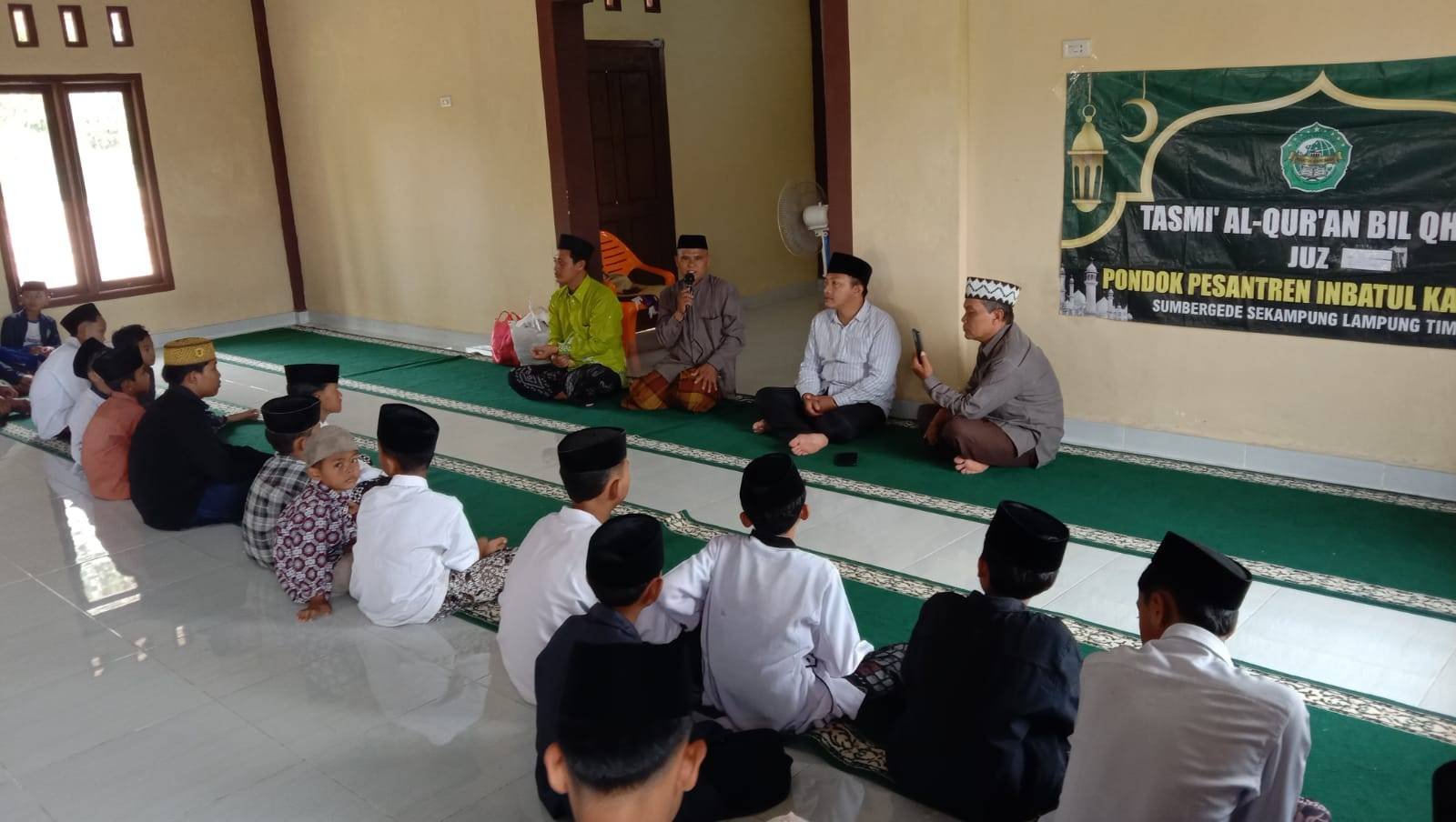 KUA Sekampung Berbagi Takjil di Ponpes Inbatul Karomah