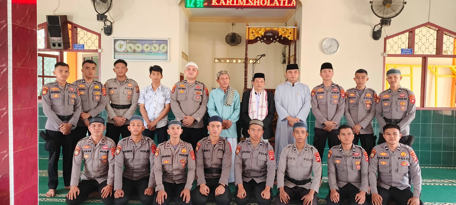 Kepala KUA Kota Tengah Jadi Khotib Jumat, Ajak Jamaah Perkuat Sinergi Sholat dan Puasa