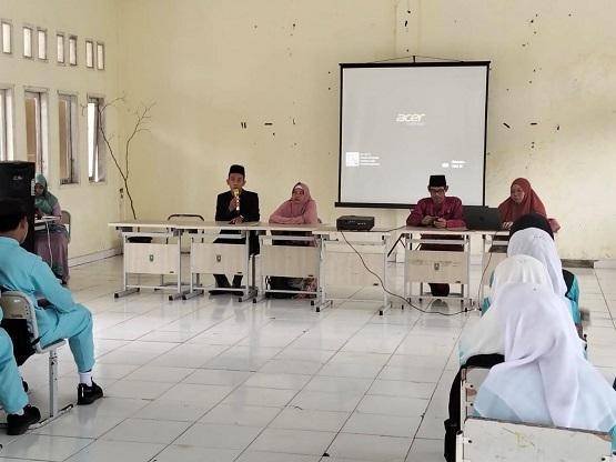 Penghulu KUA Kecamatan Bantan Resmi Menutup Kegiatan BRUS di SMKN 1 Bantan