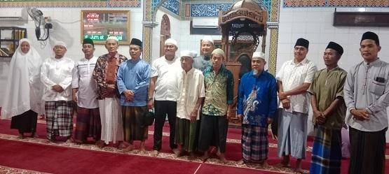 Safari Ramadan Kedua di Masjid Ar-Rosyidin: KUA Bukit Batu Serahkan Al-Qur'an dan Zakat