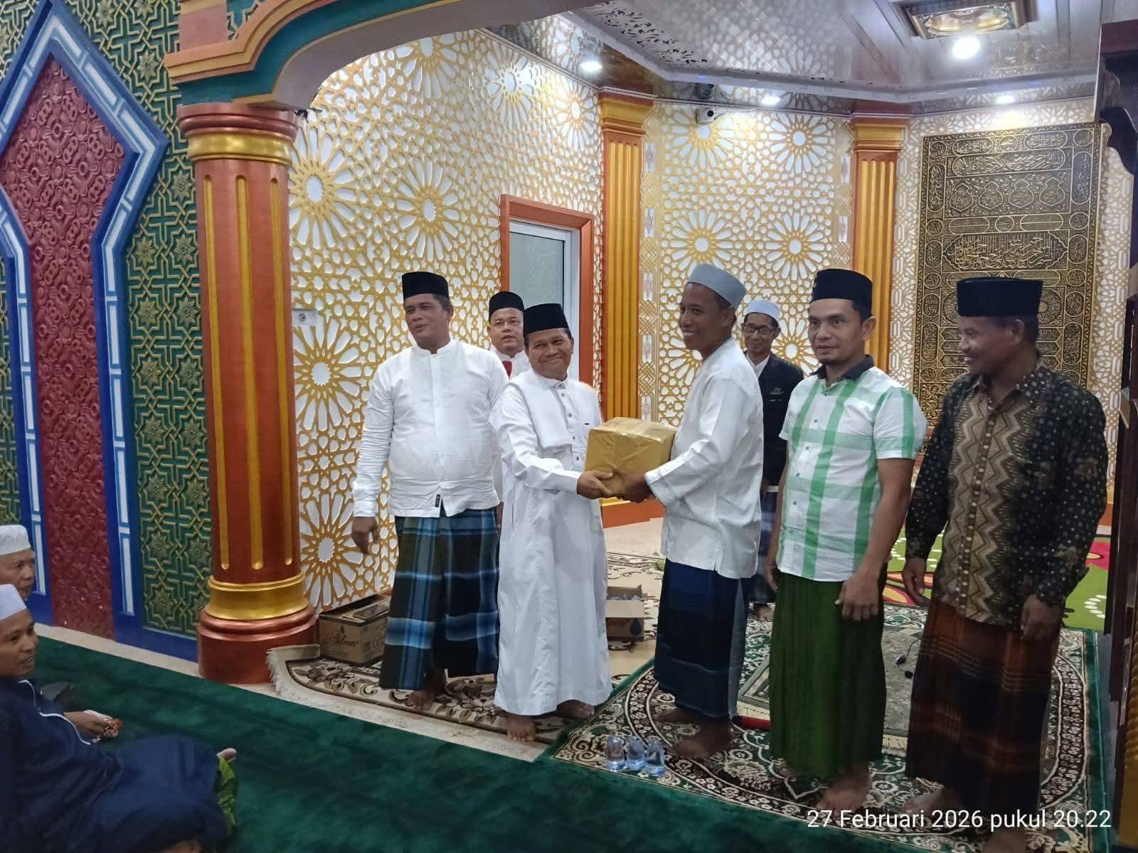 KUA Rambah Hilir Turut Semarakkan Safari Ramadhan, Serahkan Wakaf Al-Qur’an dari Calon Pengantin