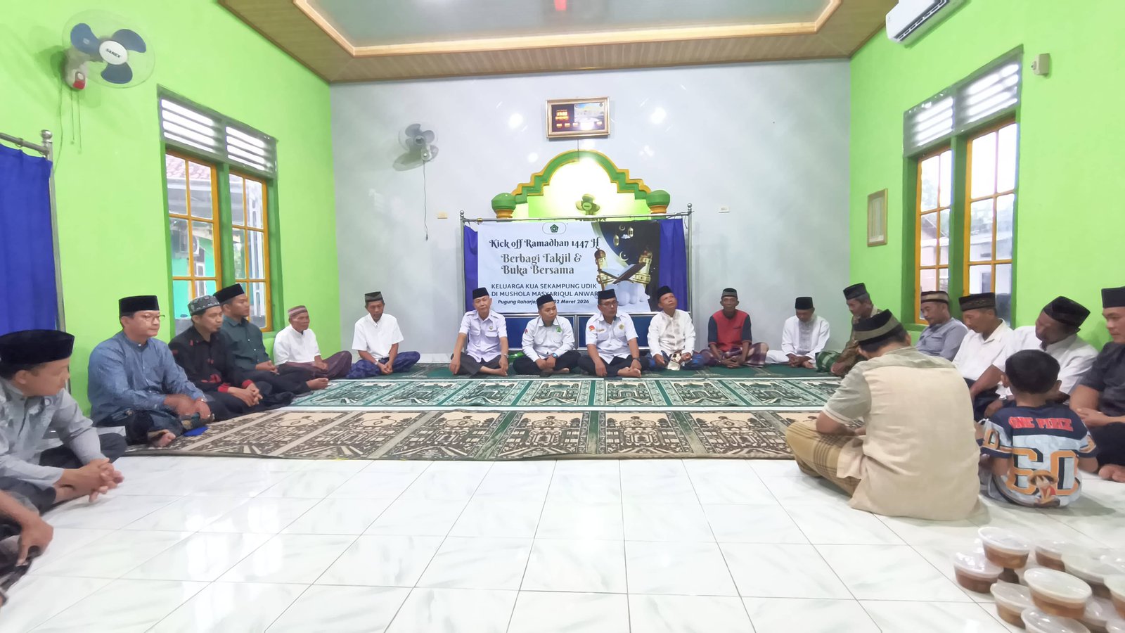 KUA Sekampung Udik Berbagi Takjil dan Buka Bersama di Pugung Raharjo