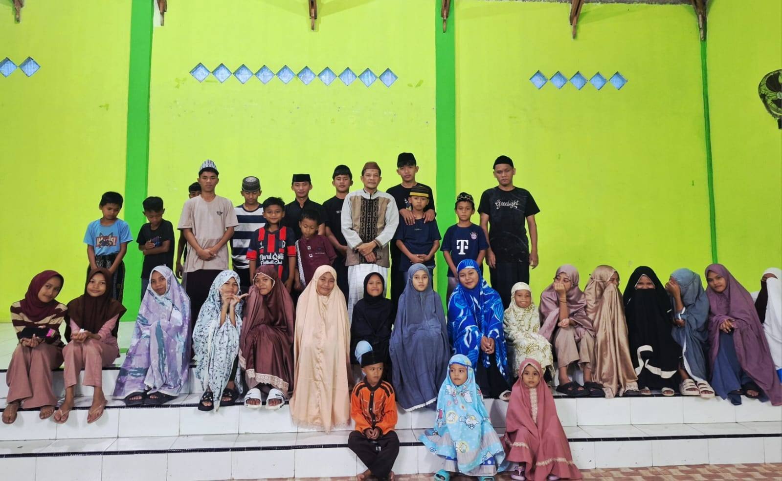 Kepala KUA Kota Tengah Berbagi Kebahagiaan Bersama Anak Panti Asuhan Nurul Qolbi