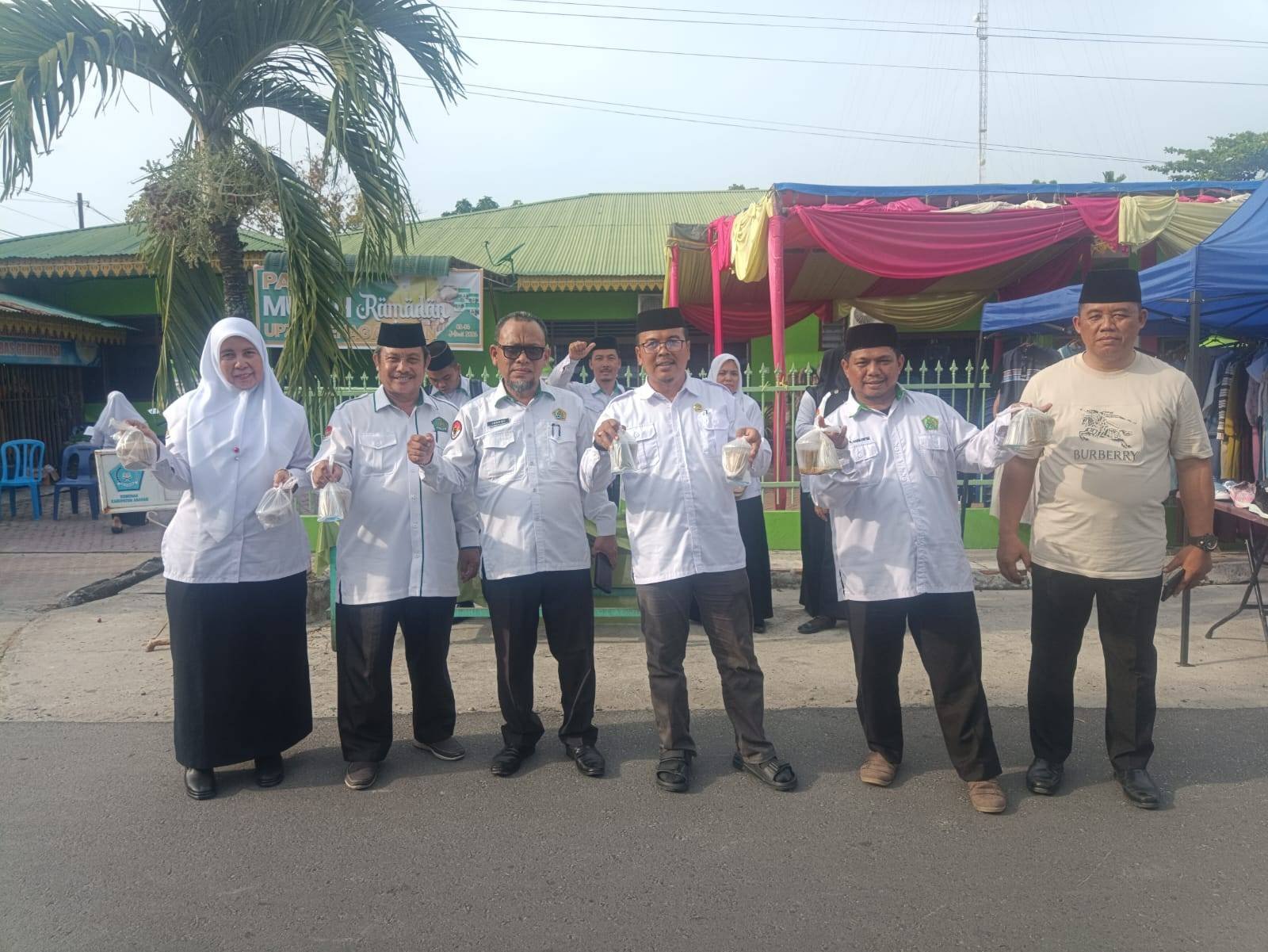KUA Sei Kepayang Ikut Berpartisipasi Bagikan 1.000 Takjil di Pekan Ramadan Mubarak Kemenag Asahan 1447 H/2026 M