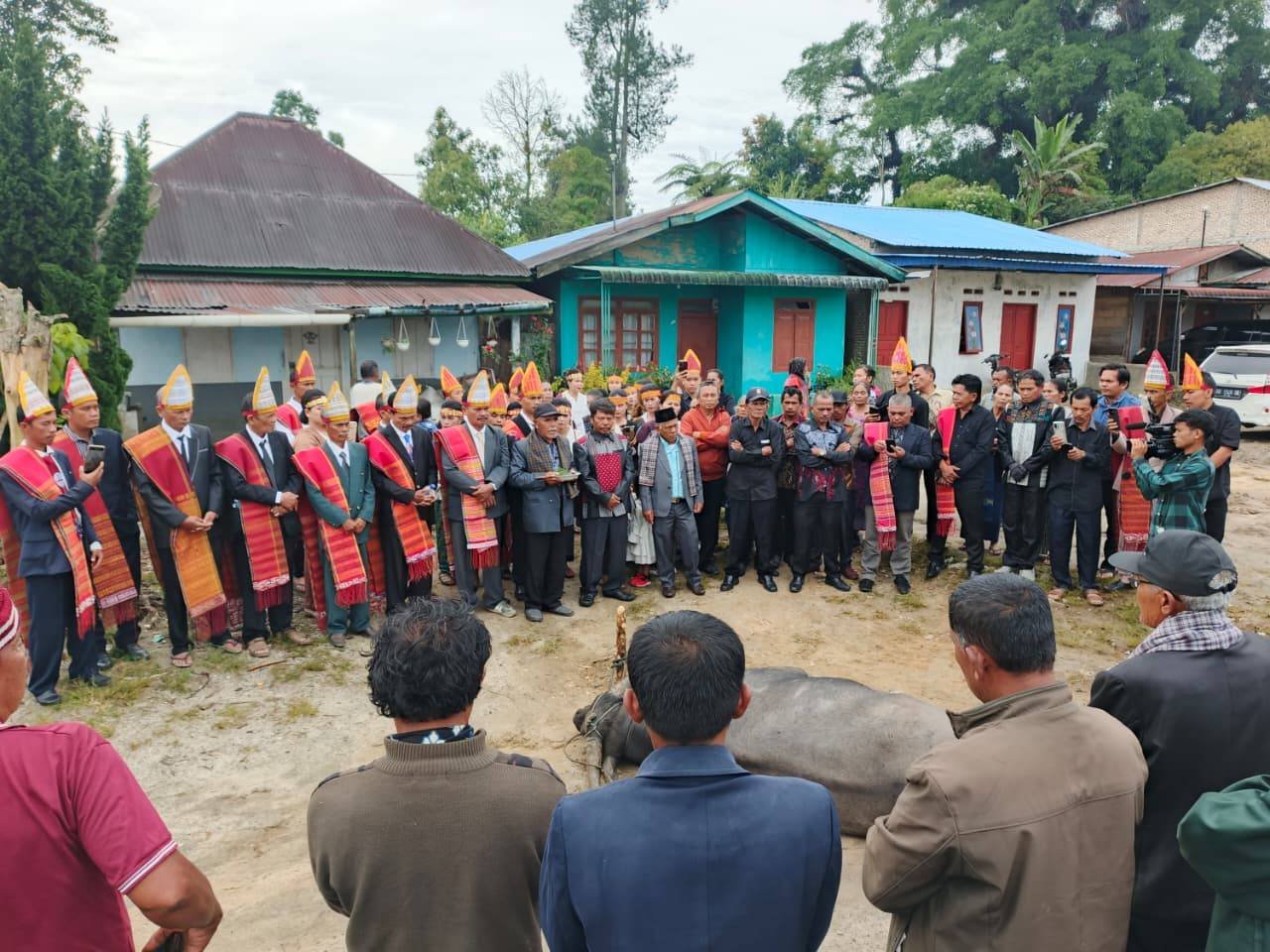 KUA Doloksanggul Menjadi Juru Sembelih Hewan Guna Pesta Adat, Sisipkan Pesan Dakwah