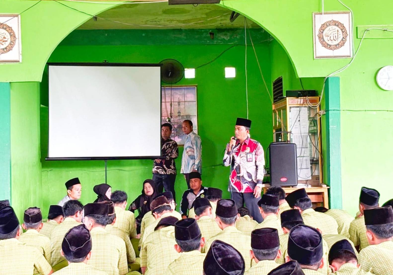 Sinergi KUA Kuok dan Polsek Bangkinang Barat: Sosialisasi Bahaya Bullying dan Narkoba di MTsN 1 Kampar