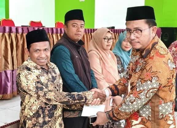 Wujudkan Kepedulian, Kepala KUA Padangsidimpuan Utara Serahkan Zakat Profesi Secara Simbolis