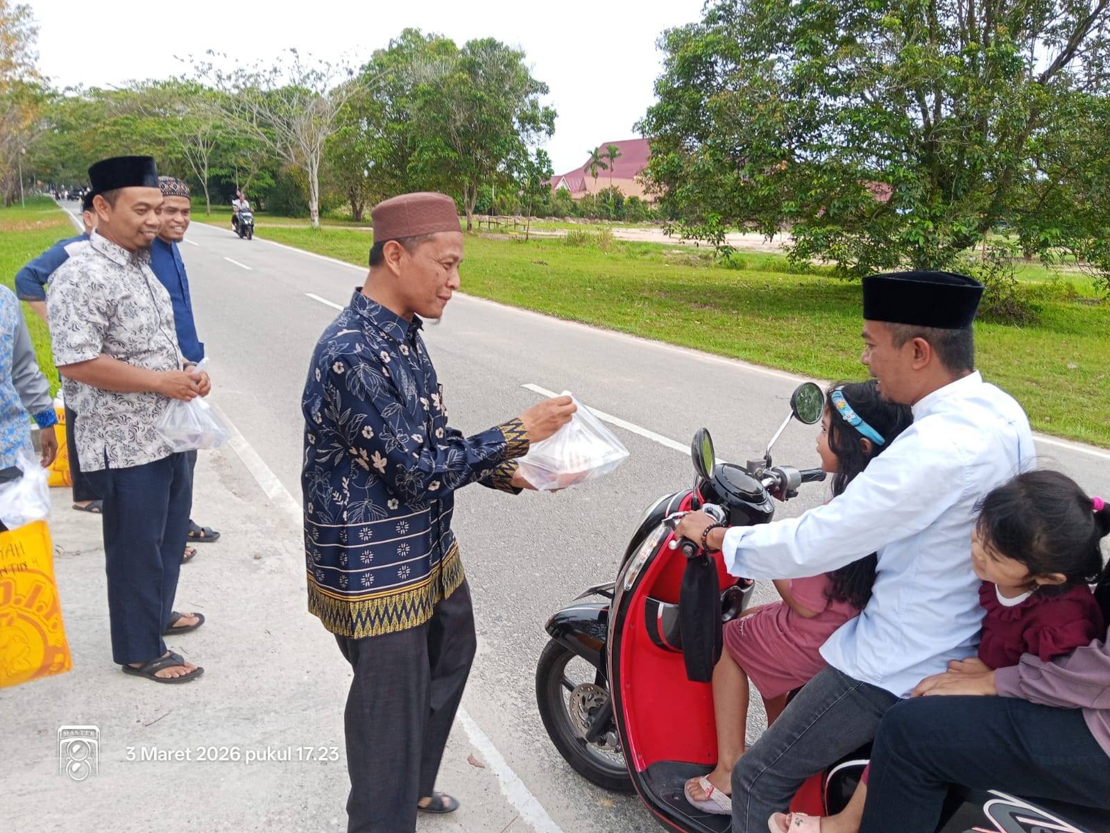 Semarak Ramadan, KUA Kecamatan Siak Berbagi Ta’jil