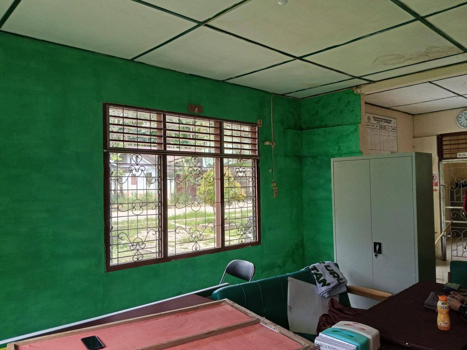 Pembenahan Kantor:  Pegawai KUA Tuhemberua Laksanakan Gotong Royong