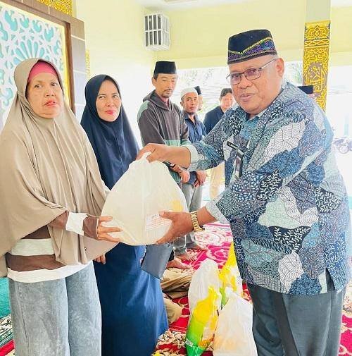 Kepala KUA Bengkalis Hadiri dan Serahkan Santunan kepada Dhuafa di Masjid Al Ikhlas Kemenag Bengkalis