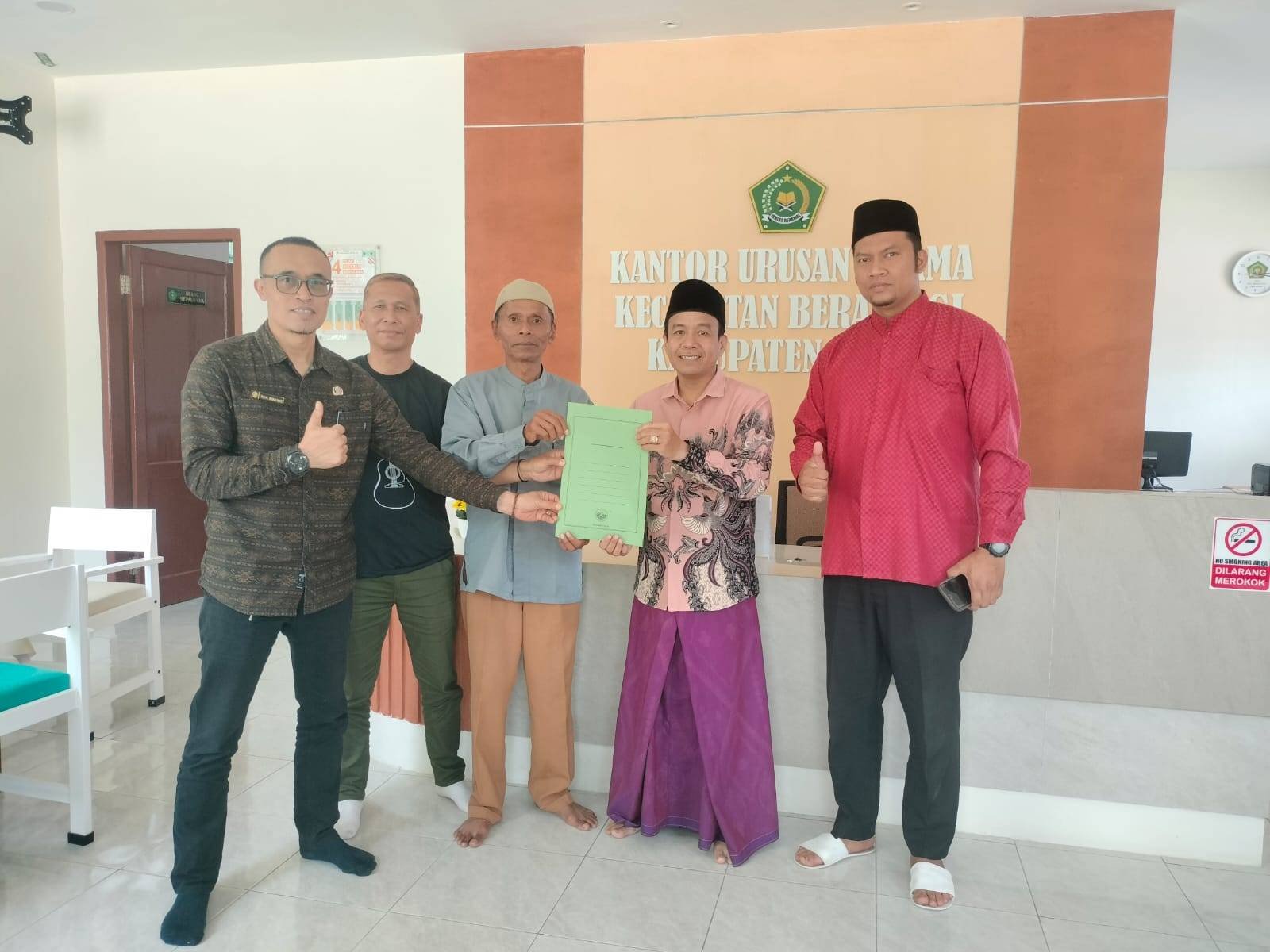 Perkuat Administrasi Masjid, KUA Berastagi Serahkan SK BKM Baitul Ikhlas dan Nazir Wakaf