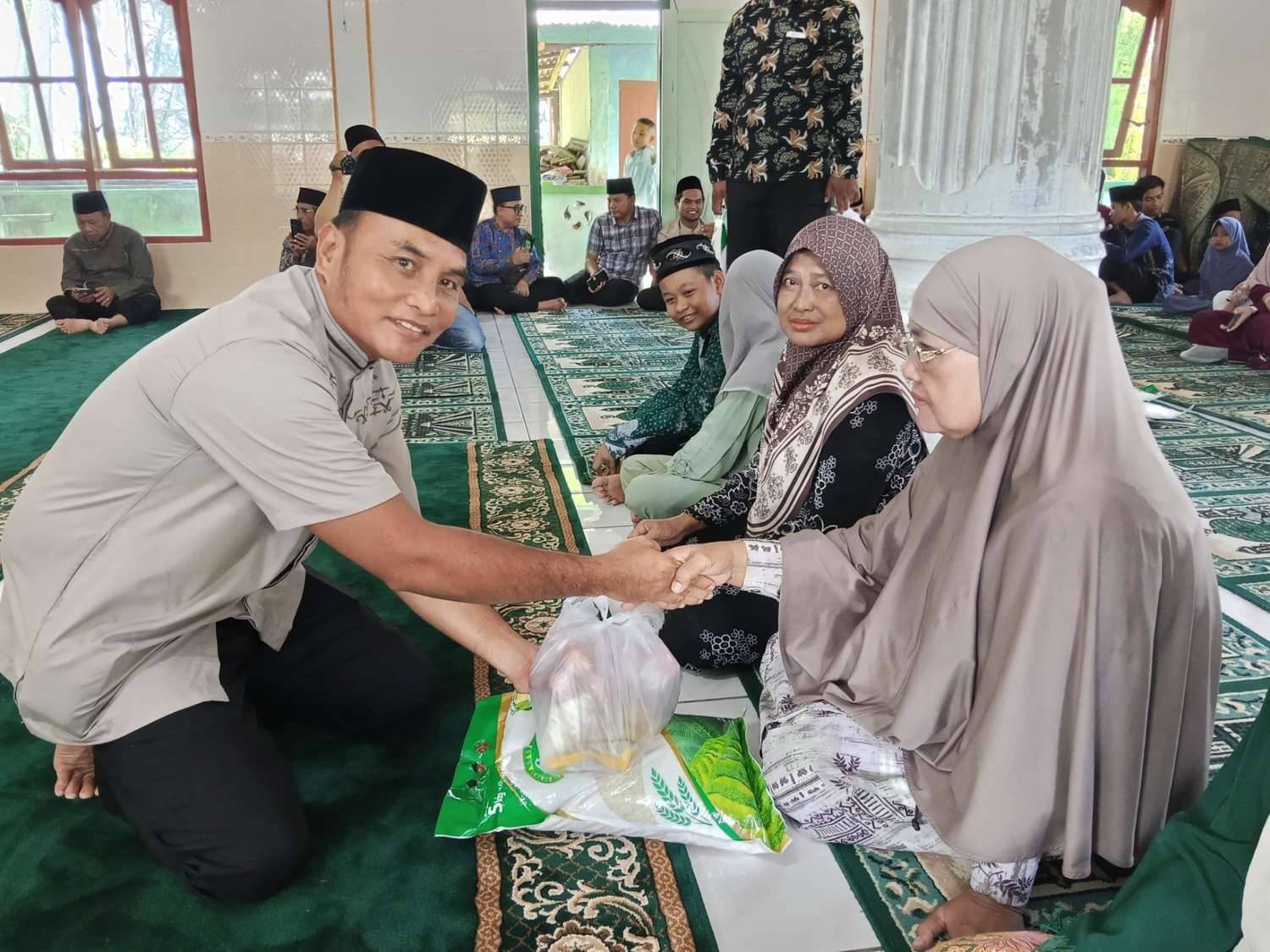 Safari Ramadan Kemenag Nias Utara, Ka. KUA Tuhemberua Serahkan Sembako