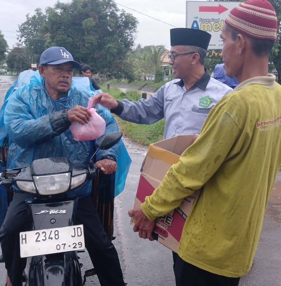KUA Batanghari Bagikan Takjil kepada Pengguna Jalan di Banarjoyo