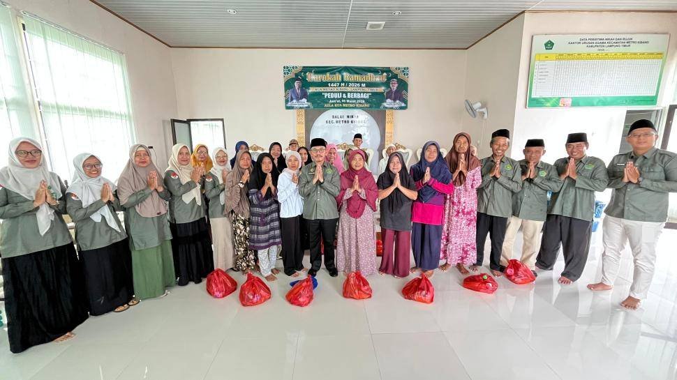 KUA Metro Kibang Salurkan Paket Ramadhan untuk Warga Sekitar