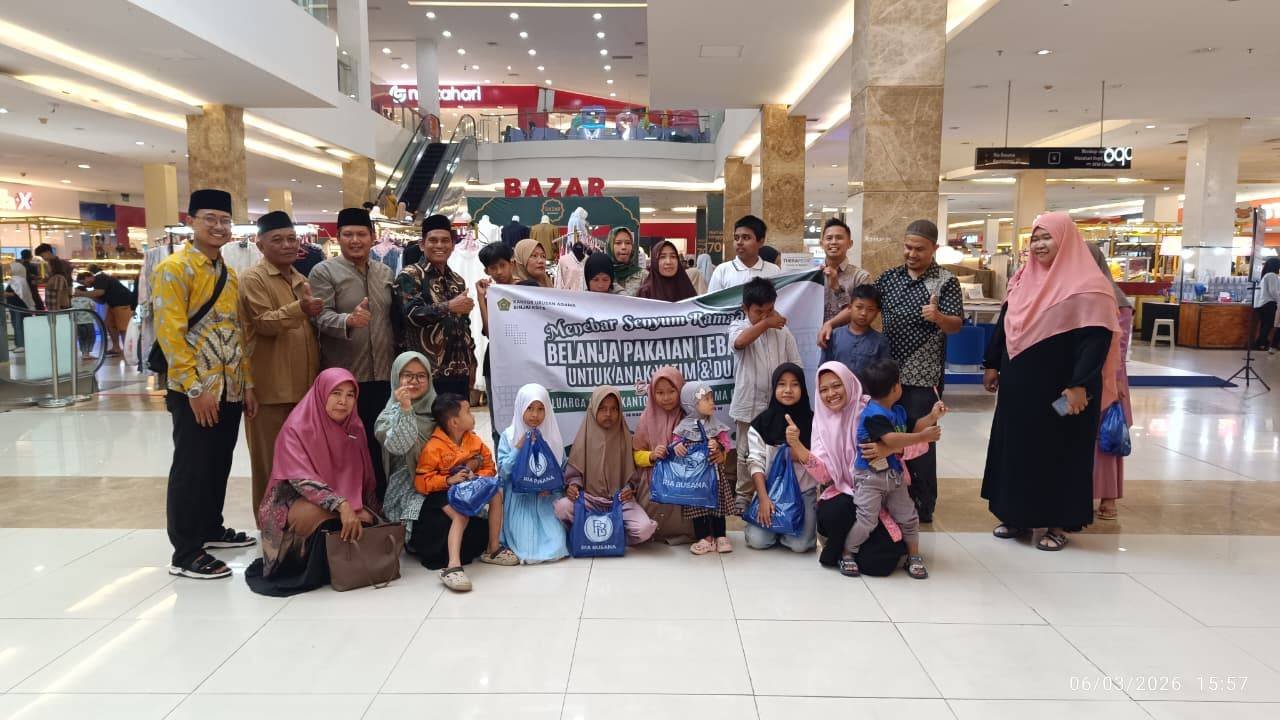 KUA Binjai Kota Ajak Anak Yatim Belanja Baju Lebaran di Binjai Supermall