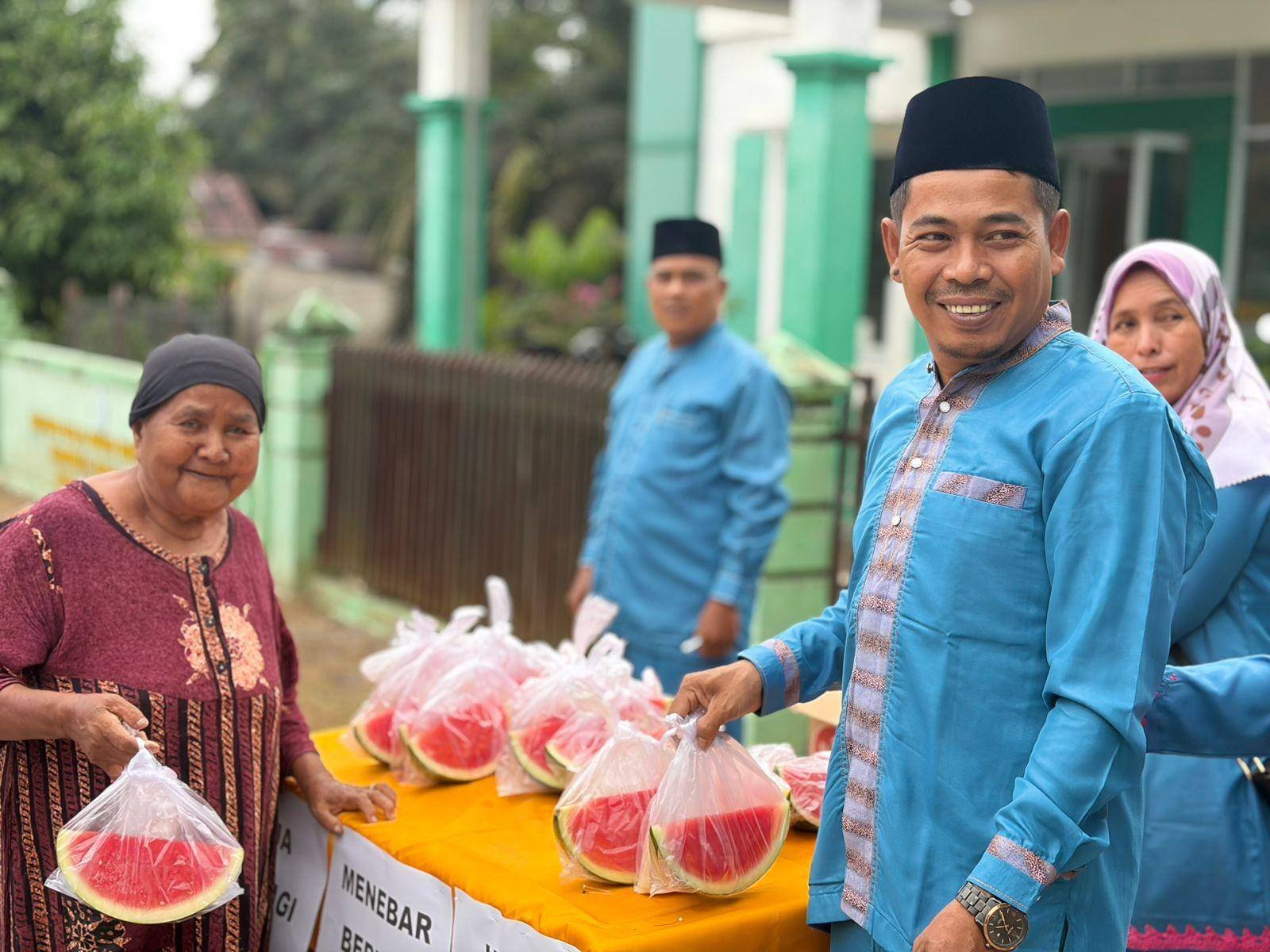Indahnya Berbagi di Bulan Suci, KUA Cerenti Bagikan Takjil kepada Warga