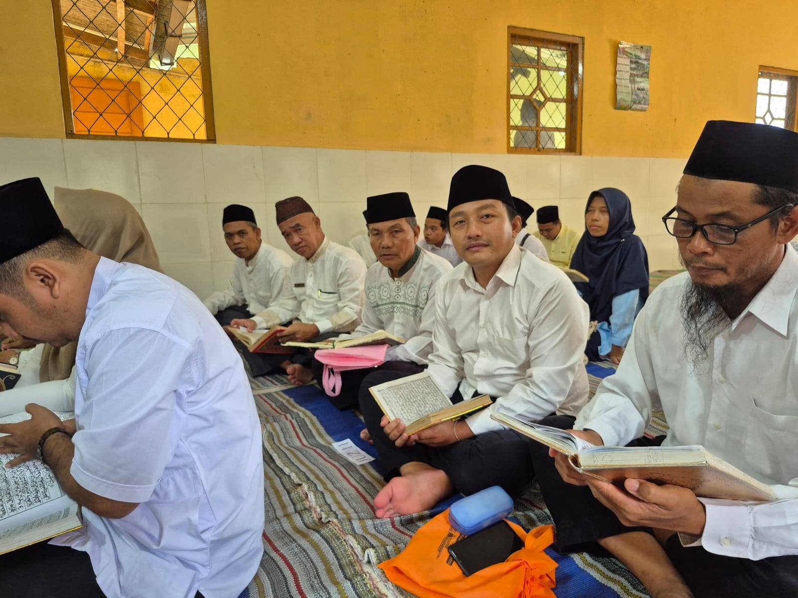 Kepala KUA Sekampung Hadiri Khataman Al-Qur’an Peringatan Nuzulul Qur’an
