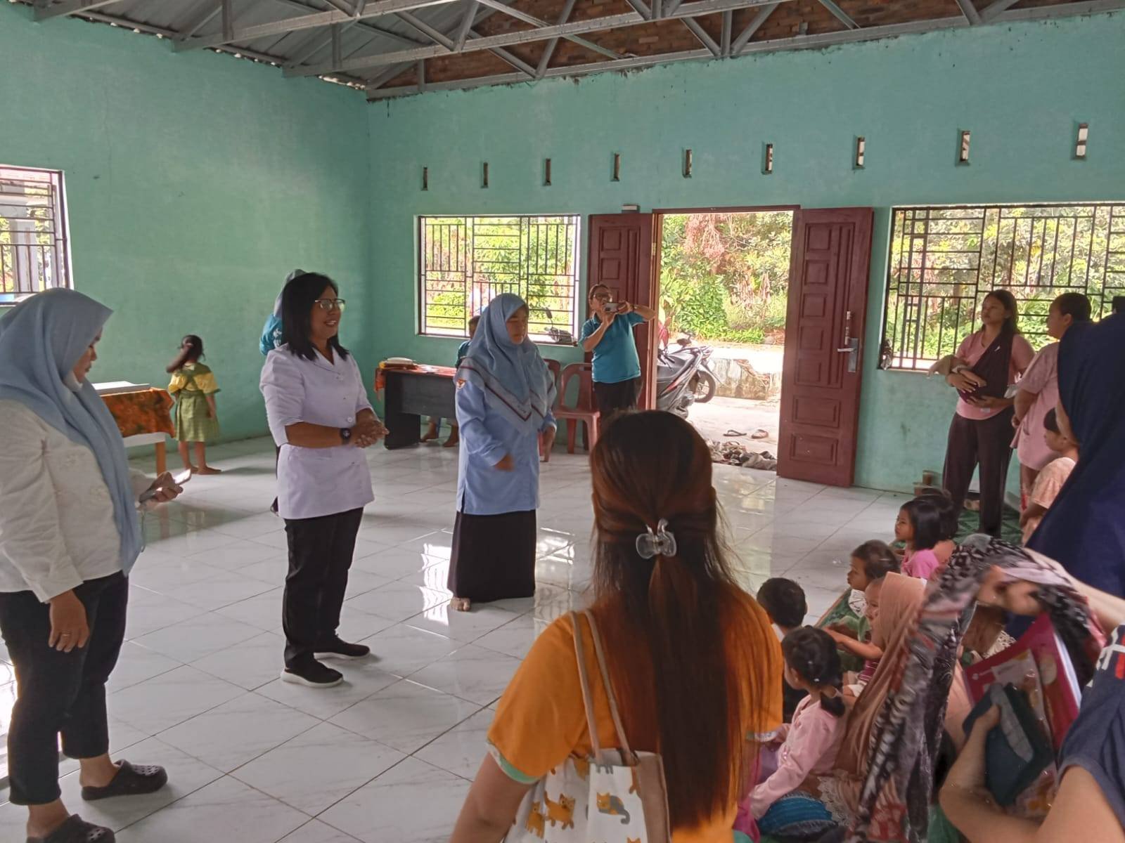 Sinergi KUA dan Tenaga Kesehatan: Penyuluh Agama KUA STM Hilir Gaungkan Pencegahan Stunting di Posyandu Desa Negara Beringin