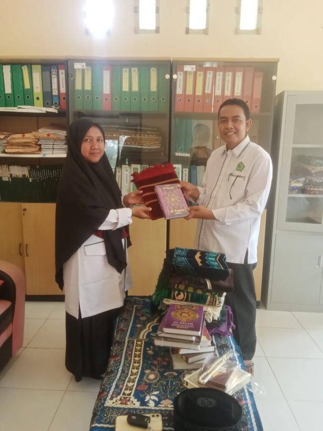 Syiar Membumikan Al-Qur’an, KUA Langgam Salurkan Bantuan untuk MT Arrahmah