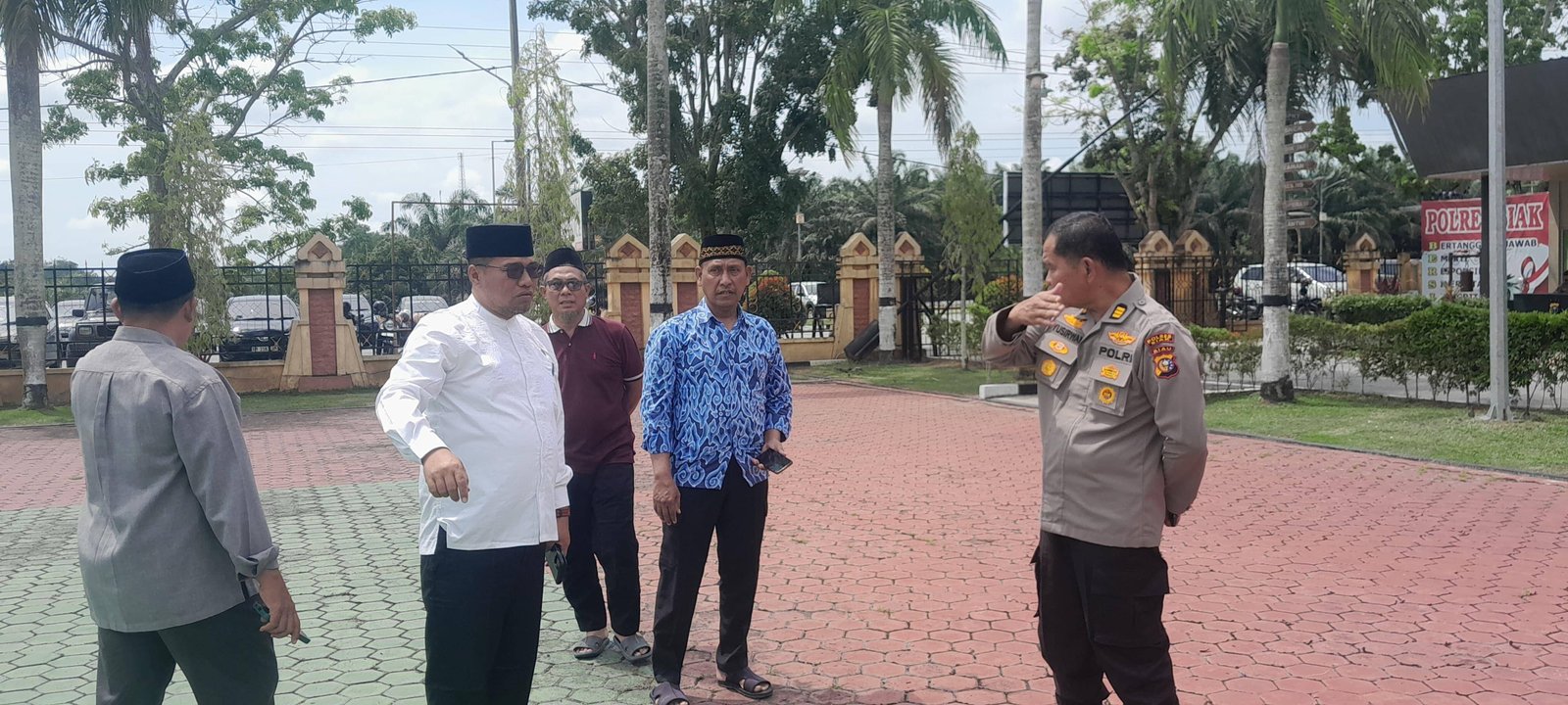 Pengukuran Arah Kiblat di Halaman Mapolrest Dayun, Persiapan Sholat Idul Fitri Dilakukan Secara Akurat