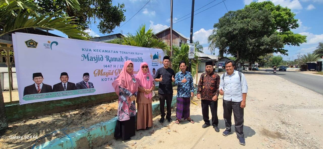 Manjakan Pemudik, Kepala KUA Kecamatan Tenayan Raya Bersama Penyuluh Agama KUA Pasang Spanduk "MRP"    