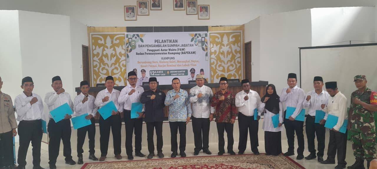 Kepala KUA Dayun Pimpin Doa pada Pelantikan PAW Badan Pengawas Kampung