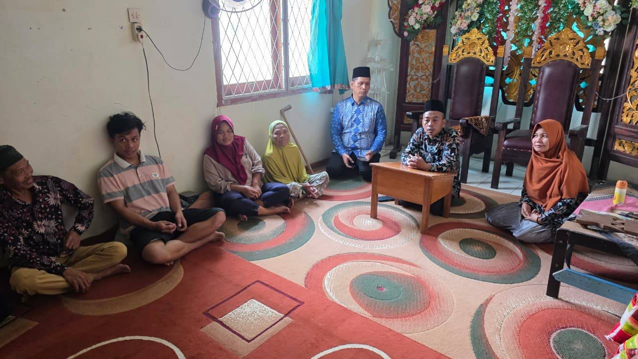 KUA Benakat Laksanakan THR dengan Berbagi Paket Sembako Kepada Daiyah dan Kaum Dhuafa