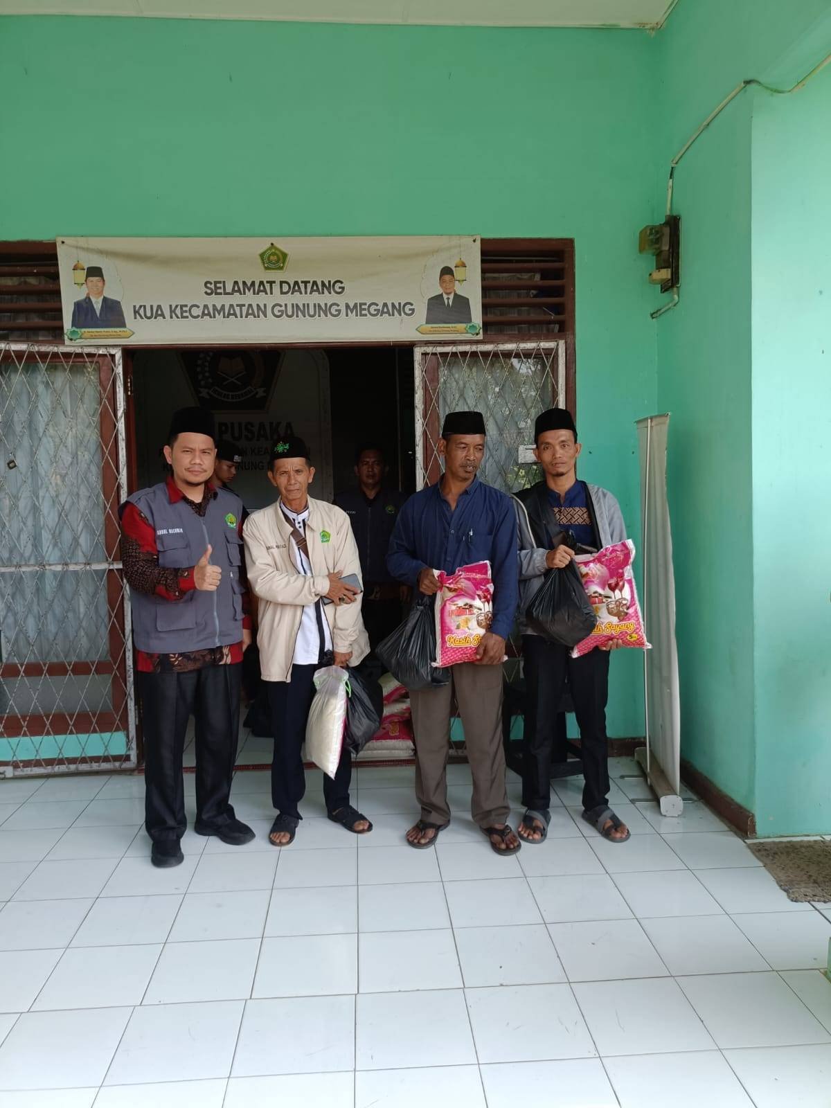 KUA Gunung Megang Salurkan 