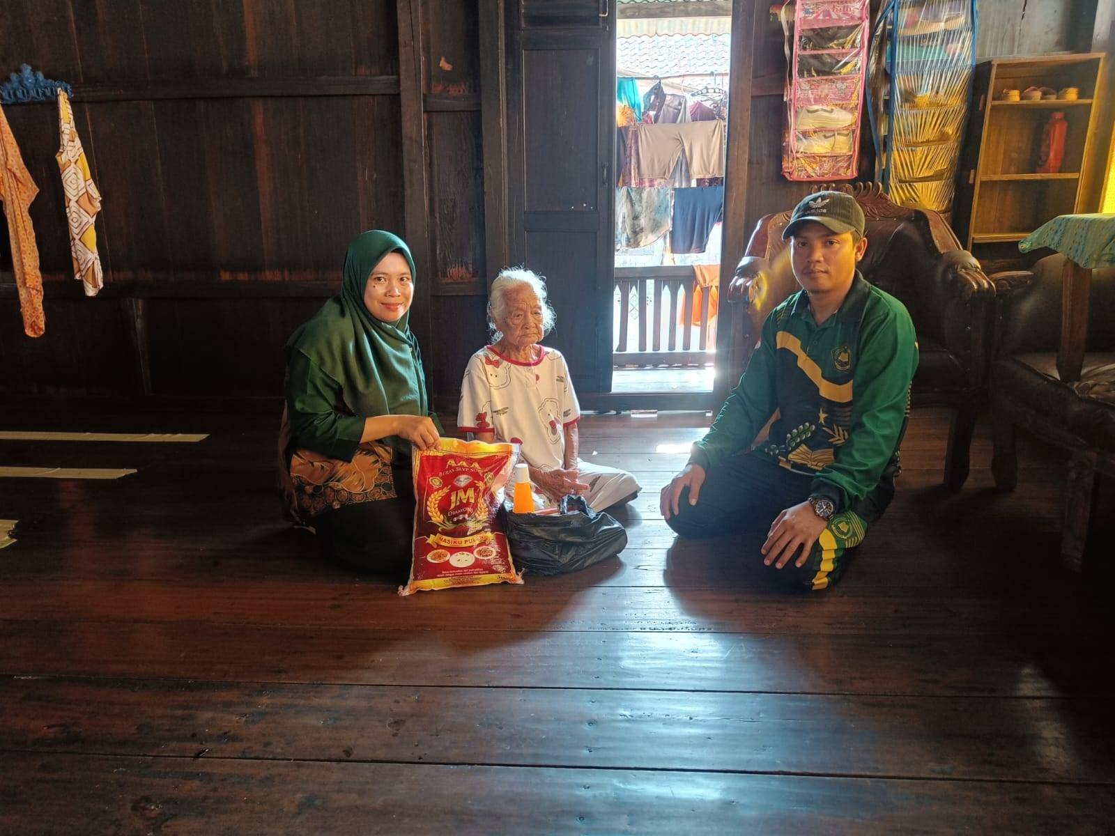 KUA Penukal Utara Salurkan Paket Sembako Untuk Kaum  Dhuafa