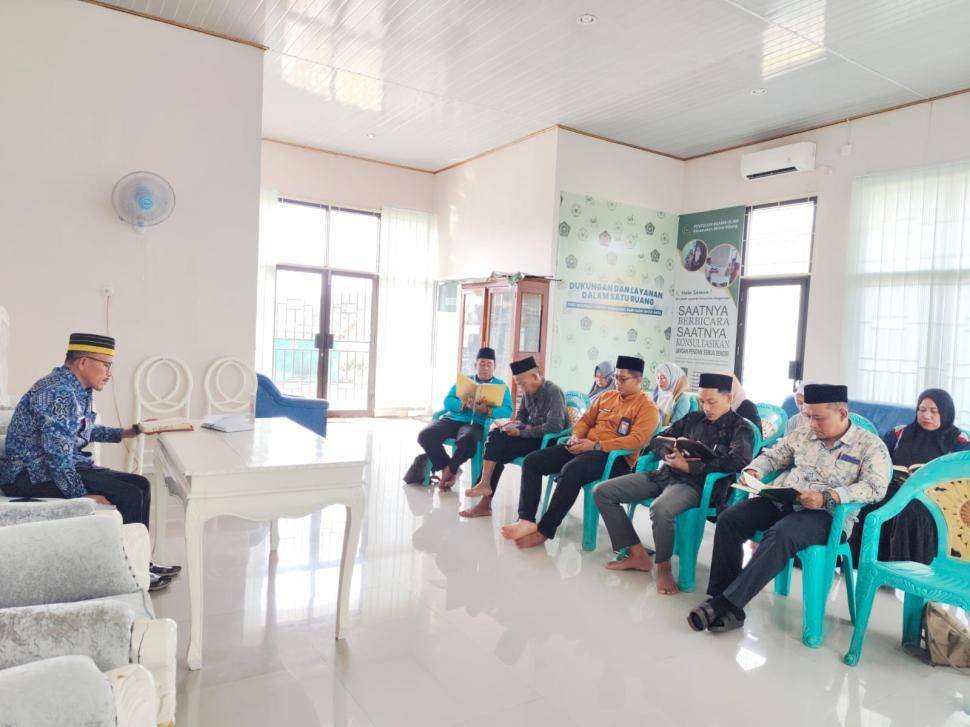Kepala KUA Metro Kibang Pimpin Tadarus Al-Qur’an Ramadhan