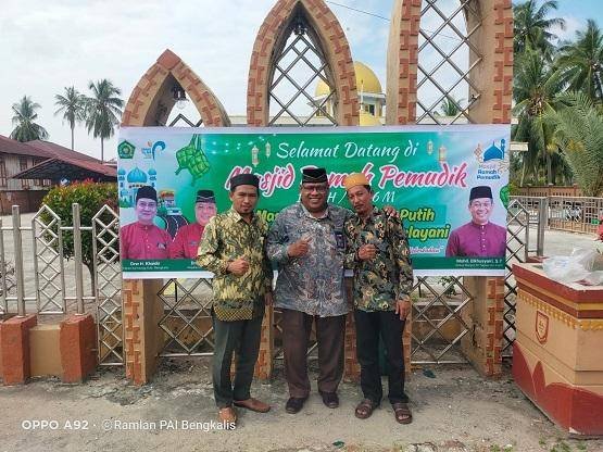 KUA Bengkalis Pasang Spanduk “Masjid Ramah Pemudik” di Masjid At-Taqwa Air Putih