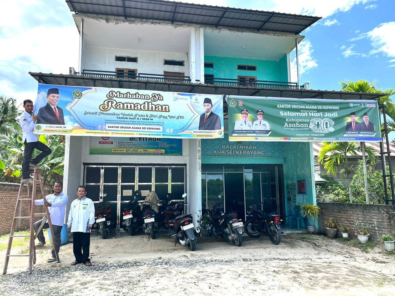 Sambut Hari Jadi Asahan, KUA Sei Kepayang Hiasi Kantor dengan Spanduk Ucapan