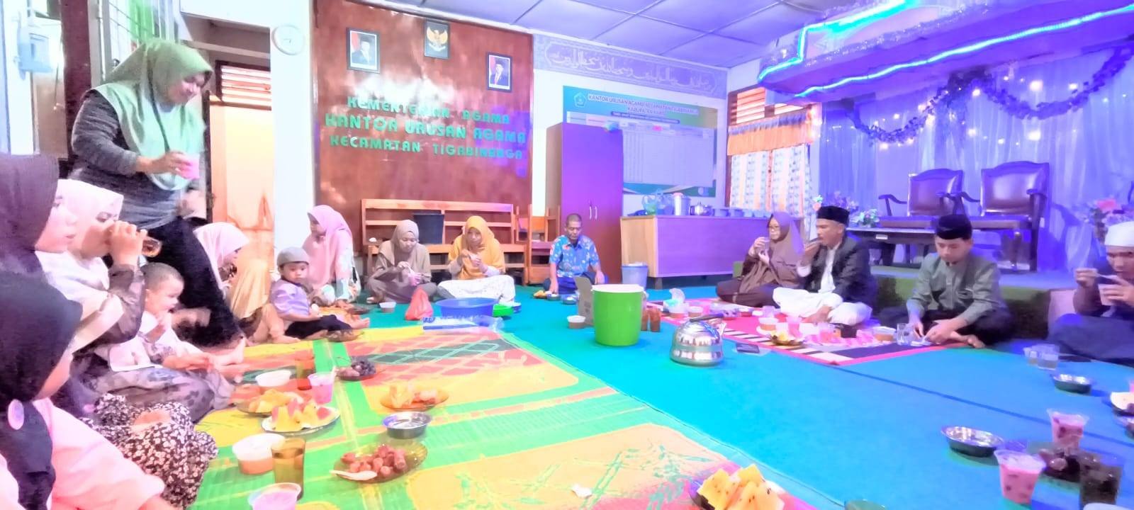Ramadan Harmoni: KUA Tigabinanga Menguatkan Kebersamaan di Tempat Kerja