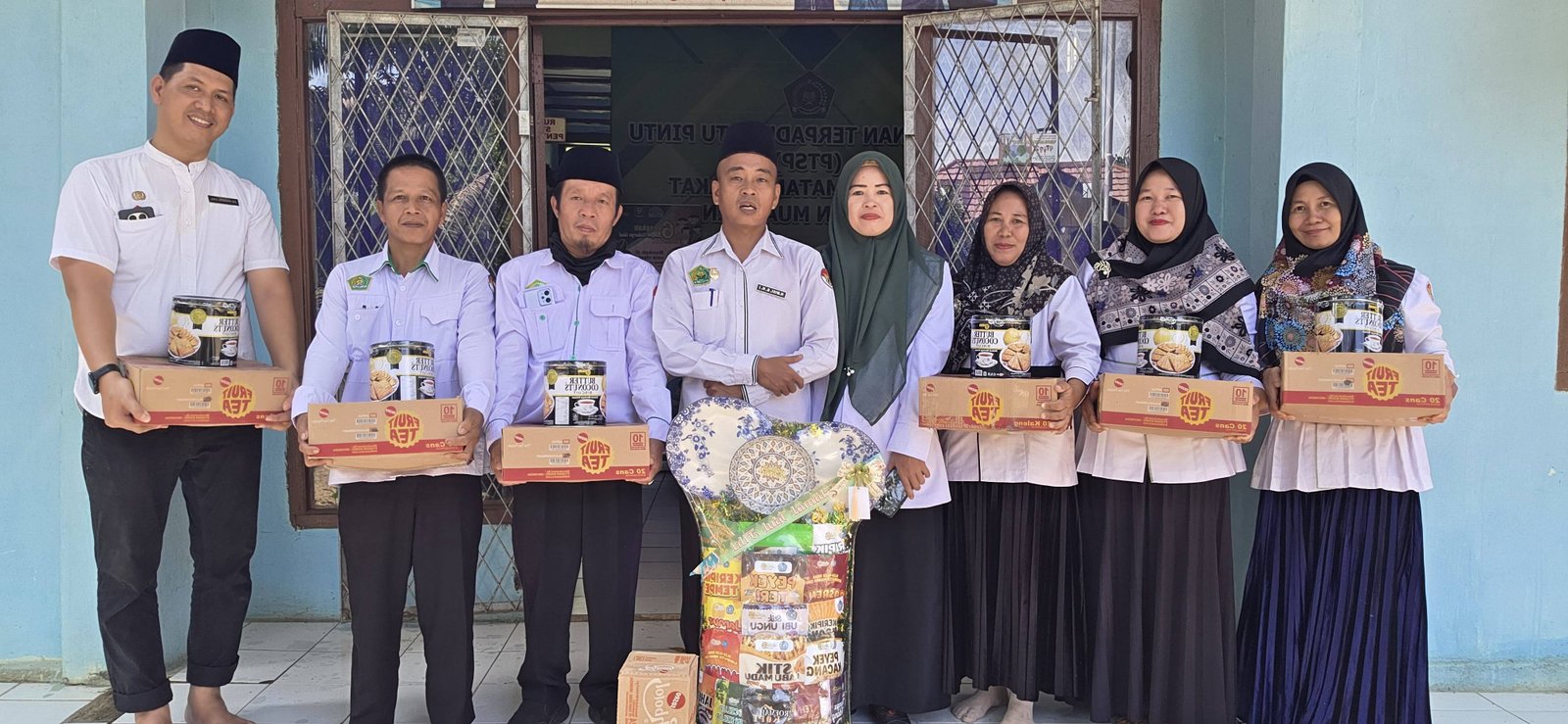 Kepala KUA Benakat Laksanakan Rakor Sambil Berbagi Bingkisan Hari Raya