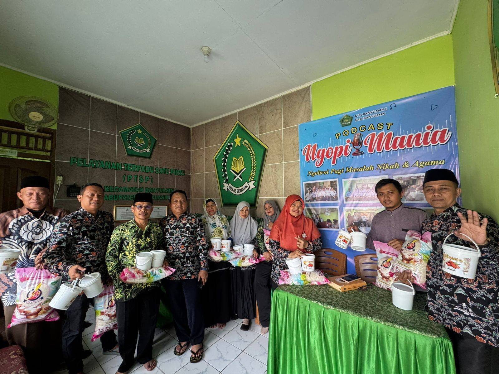 Kepala KUA Banyuasin I Berbagai Bingkisan Lebaran