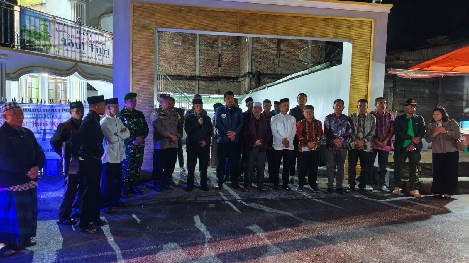 Kepala KUA Doloksanggul Berikan Arahan Pada Malam Pawai Takbiran Keliling