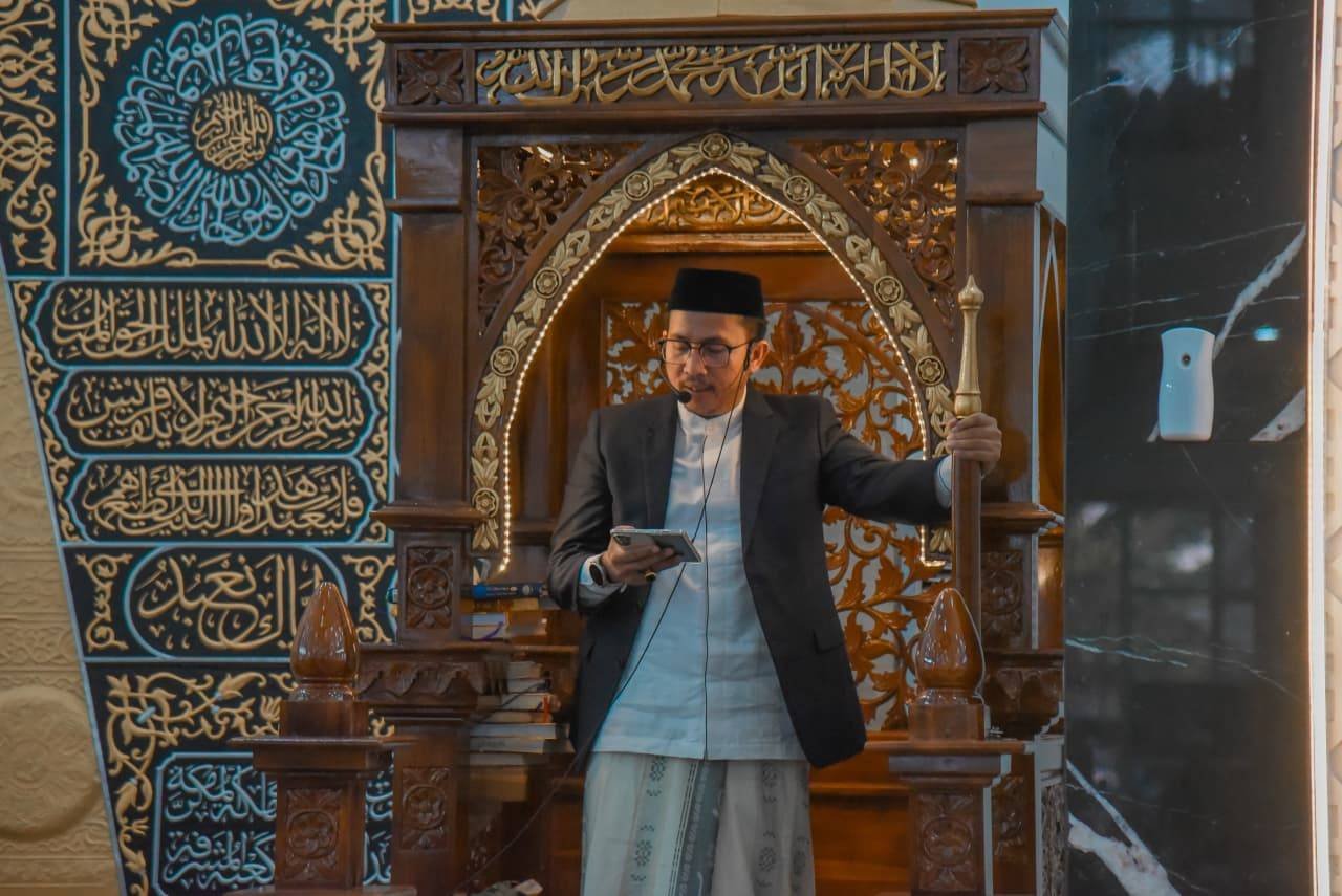 Kepala KUA Padangsidimpuan Utara Khatib Idul Fitri di Masjid Agung Al-Abror Kota Padangsidimpuan