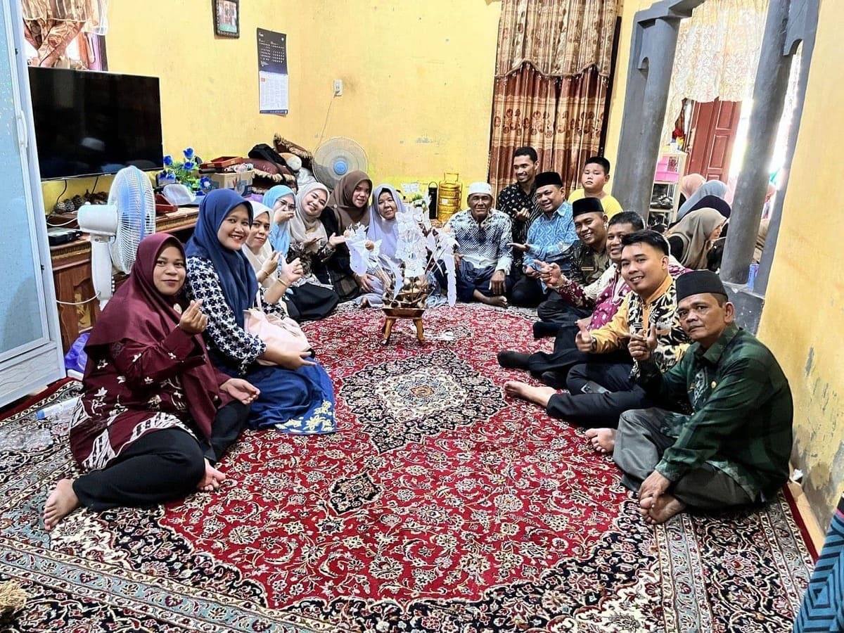 KUA Sei Kepayang Gelar Halal Bihalal Sekaligus Upah-Upah Ibadah Umroh di Rumah Staff