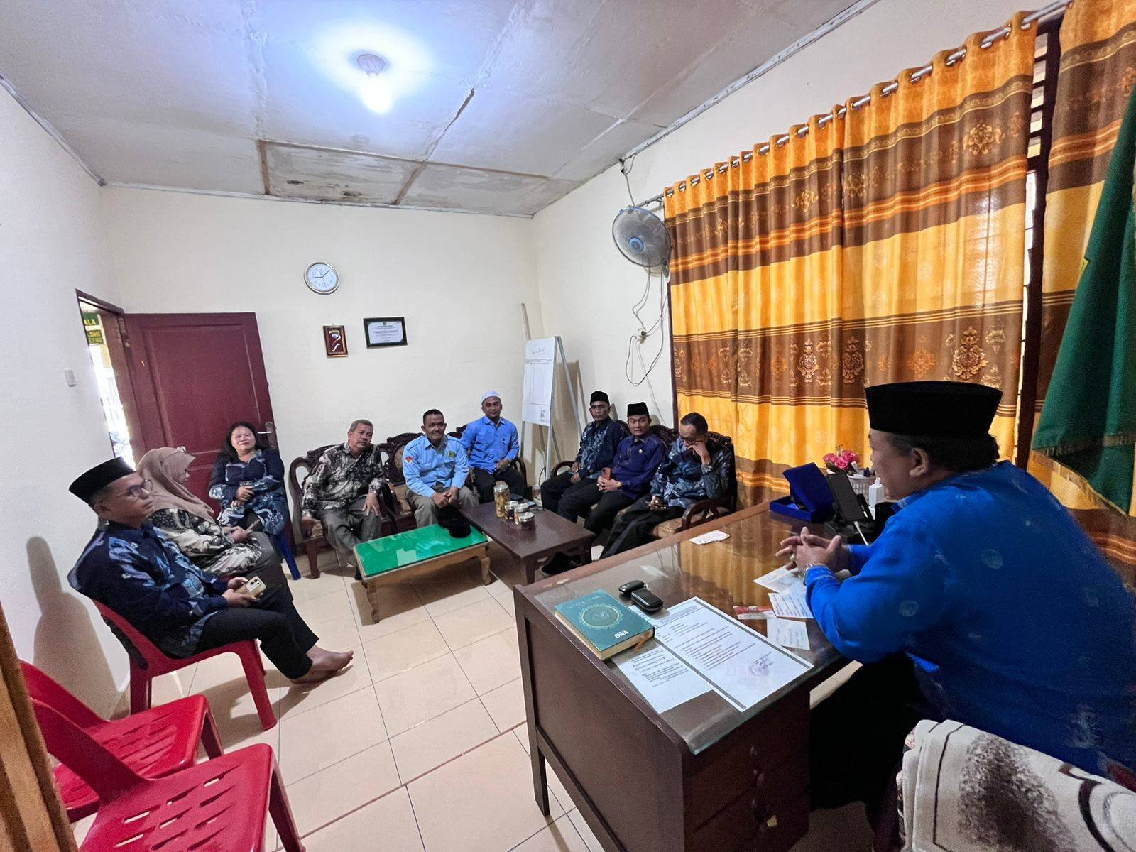 KUA Hamparan Perak Hari Pertama Pasca Libur Lebaran Adakan Halal Bihalal dan Rapat Koordinasi