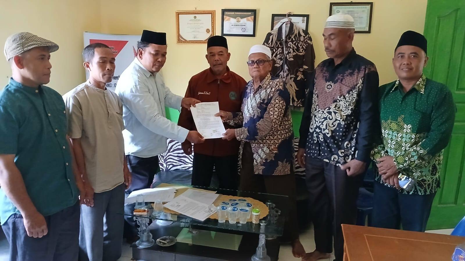 KUA Pegajahan Penyerahan Akta Ikrar Wakaf Pengembangan Madrasah di Desa Sukasari