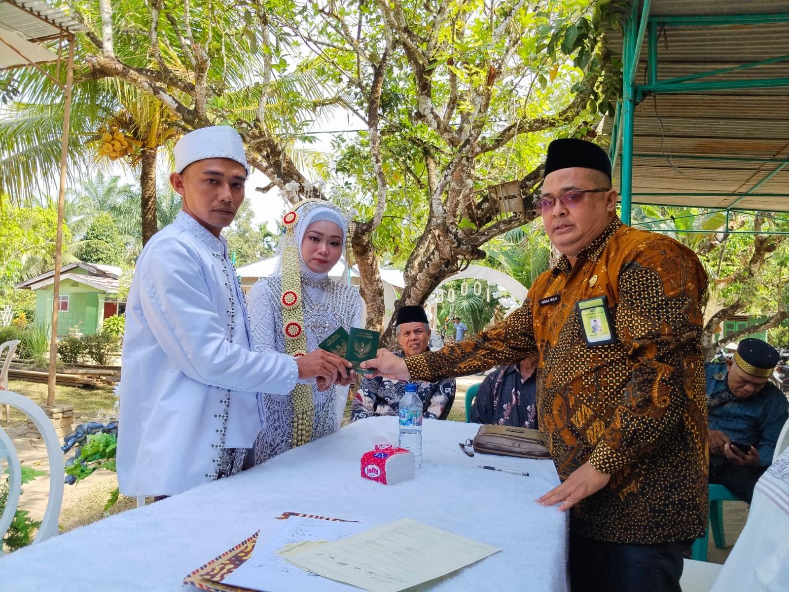 Geliat Pelayanan Usai Ramadhan, Ka. KUA Bosar Maligas Sukses Catat Pernikahan Warga